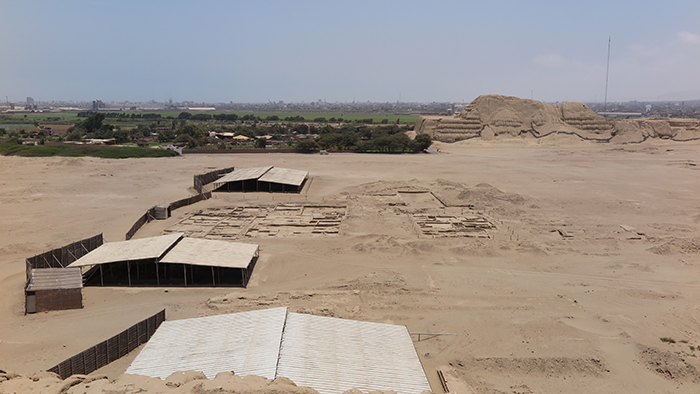 Vista desde a Huaca de La Luna da cidade e da Huaca del Sol Vista desde a Huaca de La Luna da cidade e da Huaca del Sol