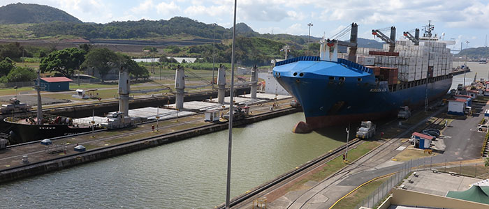 Dois navios no elevador de Miraflores Dois navios no elevador de Miraflores