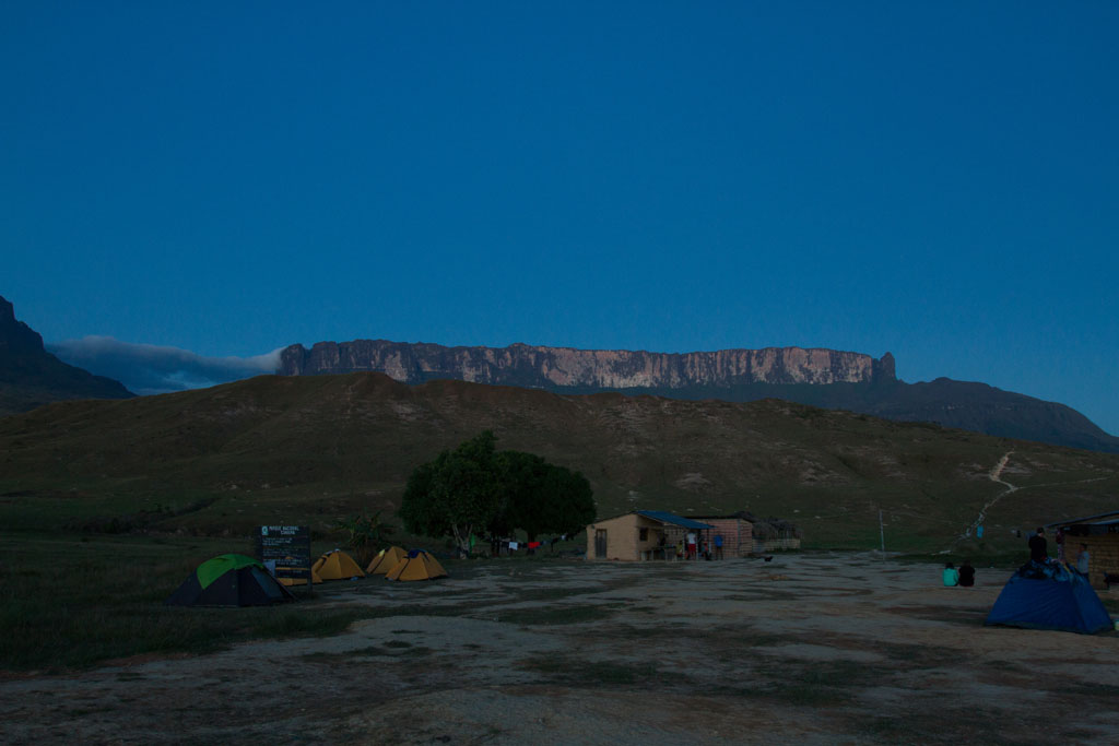 Acampamento Rio Tek com o anoitecer Acampamento Rio Tek com o anoitecer e o Monte Roraima ao fundo