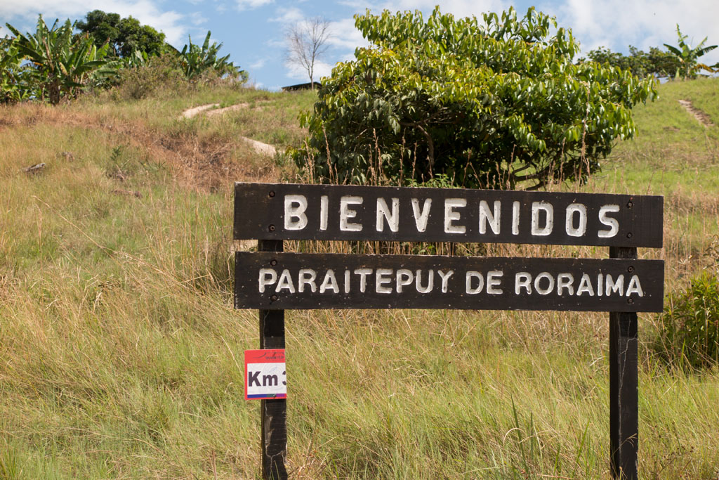 Placa de Paraitepuy Placa na entrada da vila indígena de Paraitepuy, próximo ao Monte Roraima