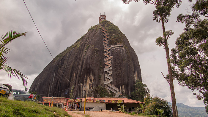Pedra El Peñol, em Guatape, Colombia Pedra El Peñol, em Guatape, Colombia