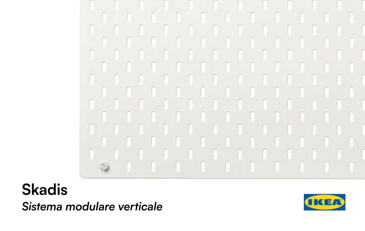 1) PANNELLO: Il sistema Miranda Beauty Care Kit si articola attorno a un pannello forato Skadis di IKEA, utilizzato come struttura portante verticale e riposizionabile.