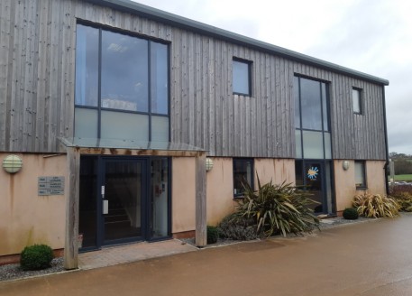 Tastefully redeveloped from existing barn buildings, this modern self-contained office suite is situated at ground floor, adjacent to the park entrance and accessed via glazed personnel doors to the rear of the premises. 5 car parking spaces are allo...