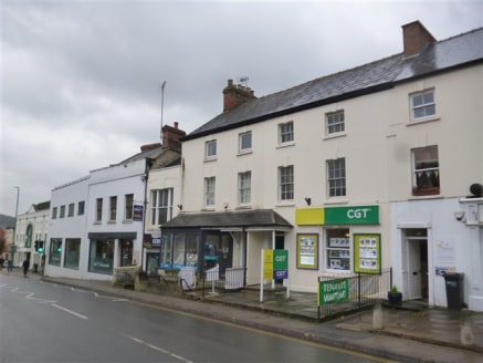Commercial/residential investment opportunity close to Stroud Town...