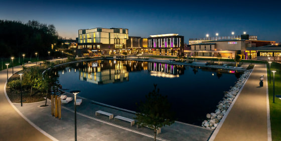 DESCRIPTION<br>The unit is situated beneath a 68 bed Travelodge and has the key benefit of overlooking Southwater Lake on one of the main routes through to the Town Park (voted “UK's Best Park” in 2015 the 450 acre site regularly attracts over 750,00...