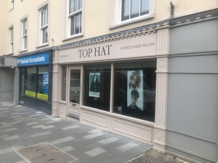 The property benefits from close proximity to the Chapel Arches Redevelopment scheme which has regenerated and improved the area increasing footfall for local retailers. The unit comprises 437 sq ft with air conditioning and is available on a new lea...