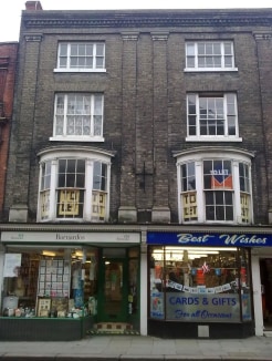 Double fronted 4 storey, grade two listed building dating originally from the 1700's, in busy high street location, with office space above shops to let. We are pleased to offer this 1st floor office with phone and broadband points and communal toile...