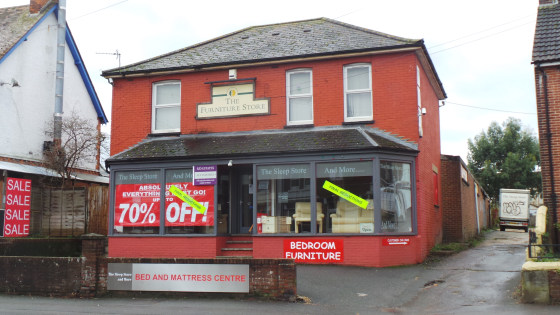 The front part of the site comprises a main showroom totalling approximately 760 sq ft of prime retail accommodation and benefitting from a small office area of a little over 100 sq ft. To the rear of this is the main retail warehouse/showroom of a l...