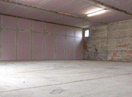 Located in Shardlow just outside Derby the Industrial Estate Location is just off London Road, with close network links to the A50 and M1.

The property comprises a large single-storey industrial unit with roller shutter access. Internally the proper...