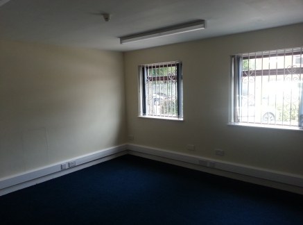 PERRY BARR on GREAT BARR border BIRMINGHAM<br><br>REFURBISHED OFFICE TO LET - 24/7 hours access - spare furniture available as required<br><br>Ground floor Room No 2 : 250 sq ft available at &pound;380 pcm INCLUSIVE<br><br>ECONOMICAL & FLEXIBLE MONTH...