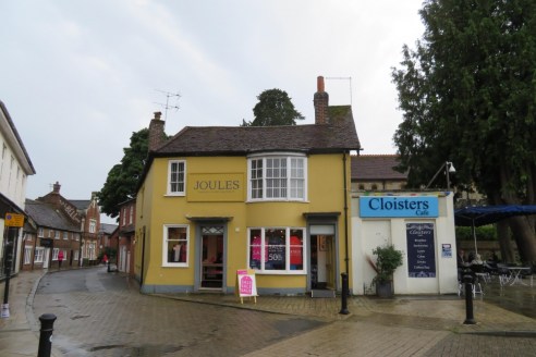 Property Type\nInvestments\n\nAvailability\nFor Sale\n\nSize\n2,733 sq ft\n\nPrice\n&pound;925,000\n\nEnergy Performance Rating\nUpon enquiry\n\nAttractive Hampshire Market Town\n\nKey Features\n\n* Excellent Location in Market Square\n\n* Opposite R...