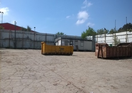 Enclosed/secure yard facility * Concrete...