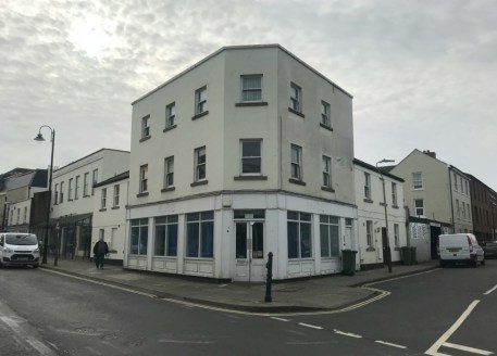 The property comprises a ground floor retail unit benefiting from dual aspect and fully glazed elevations fronting the High Street. The property specification includes suspended ceiling, carpeting, a kitchenette, and...