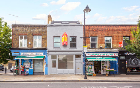 GUIDE PRICE £225,000 - £250,000

Offered for sale is this vacant commercial unit spread over 400 square feet with rear kitchen, bathroom and basement. Located on the busy stretch of Roman Road.