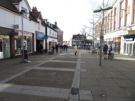 * Highly prominent ground floor unit at the entrance to the centre

* Swan walk is the prime shopping area for Leatherhead

* Occupiers including Next, Sainsbury, Boots, WHSmith, Burton / Dorothy Perkins, Costa coffee and Specsavers

* 280 space car...