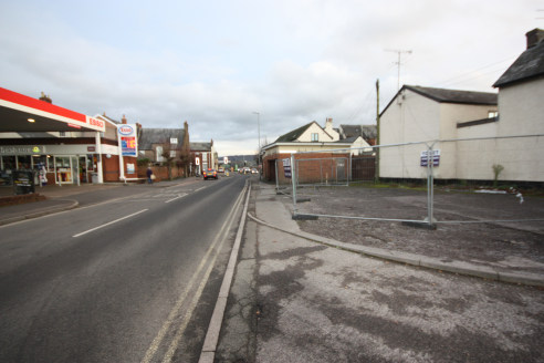 Asphalt yard area on busy road junction. Prominent position for advertising within Wellington town centre. Parking for 8/12 vehicles in tandem. Ideal for car parking for the town centre or forecourt for car sales. 

LOCATION 

Located within Wellingt...