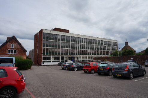 Offices with Large Floorplates and Parking - SHORT/LONG TERM LETTINGS AVAILABLE\n\nClose to Local Amenities, Public Transport and Town Centre\n\nSizes: From 90.54 sq m (974 sq ft)\nTotal Size approx.: 2709....