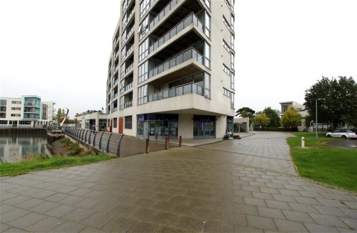 *IDEAL INVESTEMENT PROPERTY* A modern retail unit of approximately 935sqft situated in the renowned 'Mirage' building on the Portishead Marina. We understand the property benefits from A1 and A3 planning consent and is let to 'Clifton's Estate Agents...