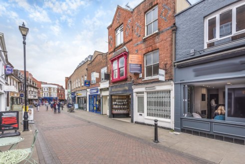 The property is located in the ever popular retail area of Peascod Street in the historic town of Windsor which is located 24 miles west of Central London and one of the UK's leading tourist destinations. The town benefits from excellent transport li...