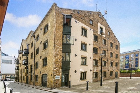 This character self-contained office occupies the entire ground floor of

Wheat Wharf, which is one of the oldest listed Victorian warehouse buildings

in the local area. Features include high ceilings; a variety of wooden columns;

sand blasted Lond...