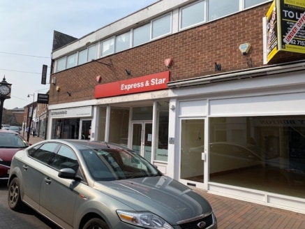 A fantastic retail unit situated along a parade of mixed use commercial retail units, together with first floor offices. Located on the popular Mill Street within Stafford town centre and close by to the newly built Riverside development.