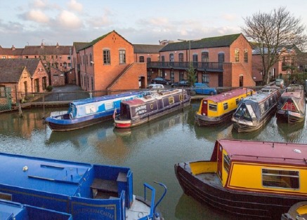 Office space overlooking Worcester canal basin. Space available from 326 sq ft with onsite car parking. 

Available units can be combined to create larger spaces.