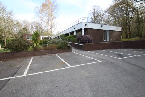 Self contained office building in attractive parkland setting