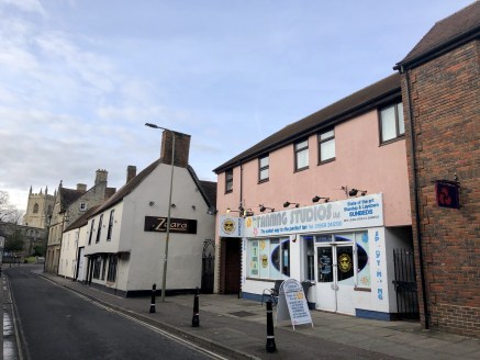 6 & 6a Causeway Bicester comprises ground floor retail accommodation with store room, toilets with loading door to the rear of the premises. Parking is provided for 2 cars....