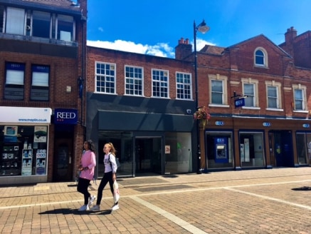 The property comprises a prime retail unit with first floor ancillary space set within Newbury's pedestrianised zone.

The ground floor comprises large sales area which includes staircase to the first floor, separate stockroom which could be part of...