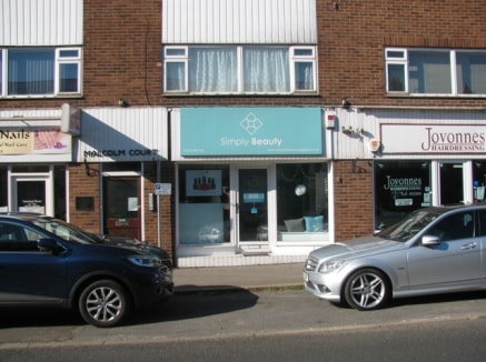 This unit is in a terrace of four similar properties with a number of flats above. The premises currently trade as a beauty salon and have been split into a main area and two further treatment rooms which are in good decorative order with wooden floo...