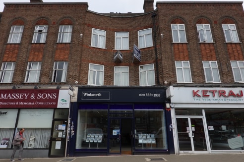 A well proportioned lock-up shop unit providing an overall size of 1,097 sq ft and currently fitted out as an estate agents office, with front retail area of 729 sq ft and back offices, toilets and kitchen area of 368 sq ft. To the rear of the shop i...
