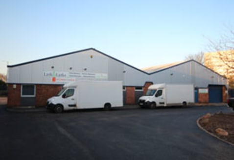 TO LET: Industrial / Warehouse Unit 9,036 SQ FT (839.47 SQ...