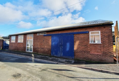 This detached, single-storey commercial building of traditional

brick construction extends in total to approximately 2,042 sqft

(189.67 sqm) incorporating a large open plan general office,

two cellular offices, workshop/store room with double load...