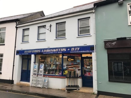 A centrally located ground floor lock up shop premises just off Fore Street in Kingsbridge. Within close proximity of many highly regarded restaurants the unit comprises a ground floor retain sales area with an office, kitchen & WC.