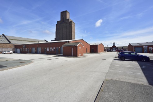 917 - 2,384 sq ft unit available with office and WC.

Roller shutter and personnel door.

Plentiful car parking on site.

917 - 2,384 sq ft

£7,794.50 - £17,880 per annum