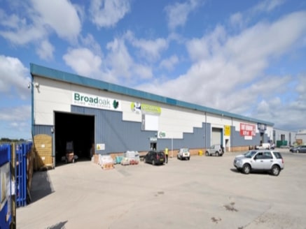 The block of 6 units have recently undergone an extensive refurbishment programme and benefit from roller shutter loading doors and extensive forecourt / circulation space. The estate offers a secure working environment with perimeter fencing and mon...