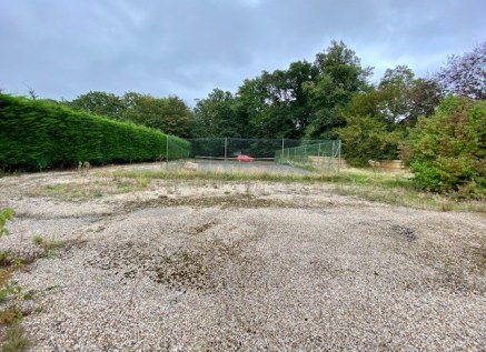 The property includes a home studio/office of circa 2,000 sq. ft., a disused tennis court which will provide gardens and a small timber chalet.

The studio has services with a WC connected to a cesspit, heating via an oil fired boiler with separate e...