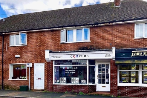 This attractive unit offers a potential tenant an opportunity to create a coffee & tea room / cafe within the heart of this popular community. The local planning authority has recently confirmed that the use can be changed to that of a coffee/ tea ro...