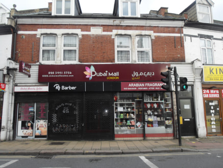 retail unit business lease for sale\n\nalexandra aprk is pleased to offer this perfume/aftershave retail unit lock up with walking distant to Harrow Weald Bakerloo/Overground Station. Rent 12k per annum....