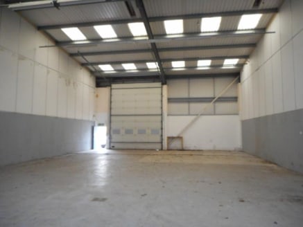 Modern business unit with 6.8 metres eaves - ready to occupy. The premises comprise terraced industrial unit/warehouse with excellent eaves and apex height extending to 2,964 sq ft (275.36 sq m). There is an electric shutter door to front over which...