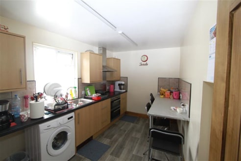 ***FULLY FITTED & WELL PRESENTED TAKEAWAY WITH 2 BEDROOM MAISONETTE ABOVE IN GREAT LOCATION***

Opportunity to lease a recently renovated takeaway and 2 bedroom flat above in the heart of Westbury On Trym. The ground floor takeaway has recently gone...