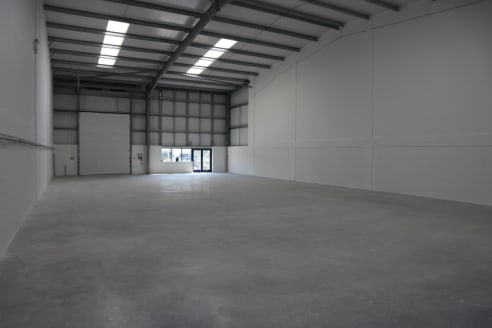 New high quality warehouse and trade counters units accessed directly off the A33 in south Reading. Reading Trade Centre comprises a terrace of six warehouse units with partially glazed frontages, allocated parking and designated loading bays. The un...