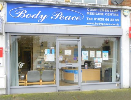 Anderson Estates are proud to present a large room (with shower) to rent within a professional clinic , located with a small parade of shops just off the A4 (opposite Sainsburys Store) The Room available can be used for a treatment room , beautician...