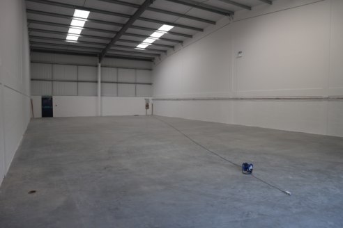 New high quality warehouse and trade counters units accessed directly off the A33 in south Reading. Reading Trade Centre comprises a terrace of six warehouse units with partially glazed frontages, allocated parking and designated loading bays. The un...