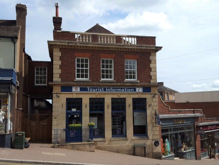 A 1,268 sq ft ground floor retail unit located on Church Street Malvern. Former bank building providing character and well proportioned accommodation.