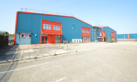Detached industrial unit to let in Wimborne - 27,000 sq ft<br><br>Internal eaves height - 6.6m<br><br>Ridge Height - 8.75m<br><br>4 loading doors<br><br>3 phase electricity and gas<br><br>Rent &pound;190,000 per annum exclusive of business rates, VAT...