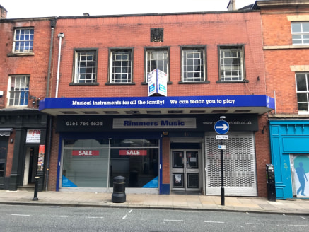 The available accommodation is situated at ground floor level and is predominantly open plan, with the benefit of staff kitchen and storage facility to the rear. The position of the premises offers extensive window display to the busy Broad Street, w...