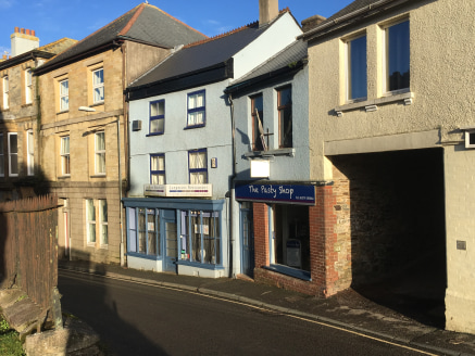 3 Church Street, Callington, is a distinctive three storey historic Grade II Listed building. The premises offer a characterful and attractive double frontage display windows, with the ground floor arranged as a lounge bar / reception, with period fe...