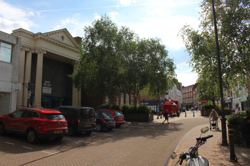 Unit 3 Bridge Street, Banbury is situated within a prime location and pedestrianised area of the town centre with surrounding occupiers including Bon Marche, Barclays Bank, Cafe Nero, White Stuff. Banbury's modern Castle Quay shopping centre is close...