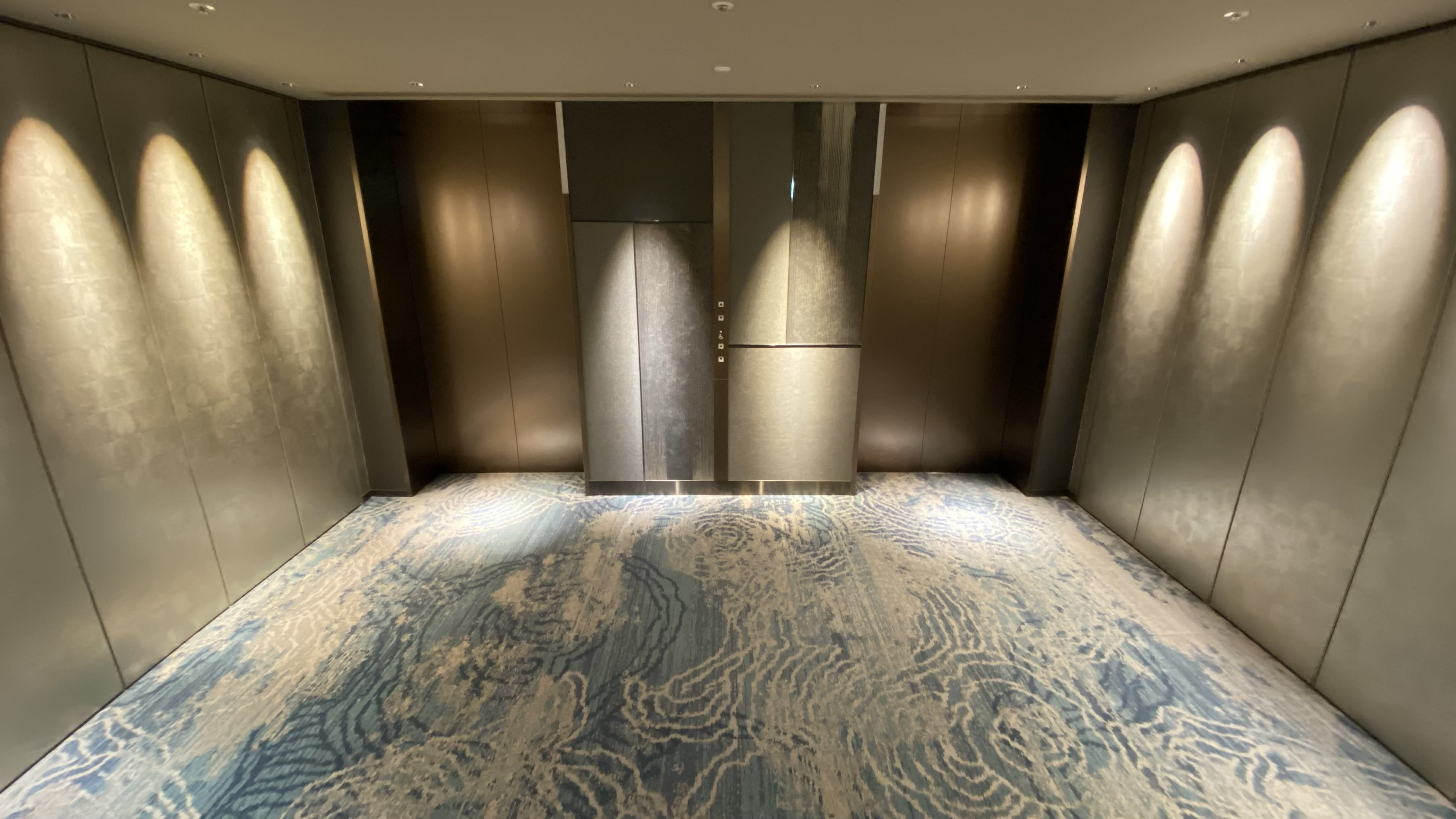 客室フロアのエレベーターホール - はやまる。日記